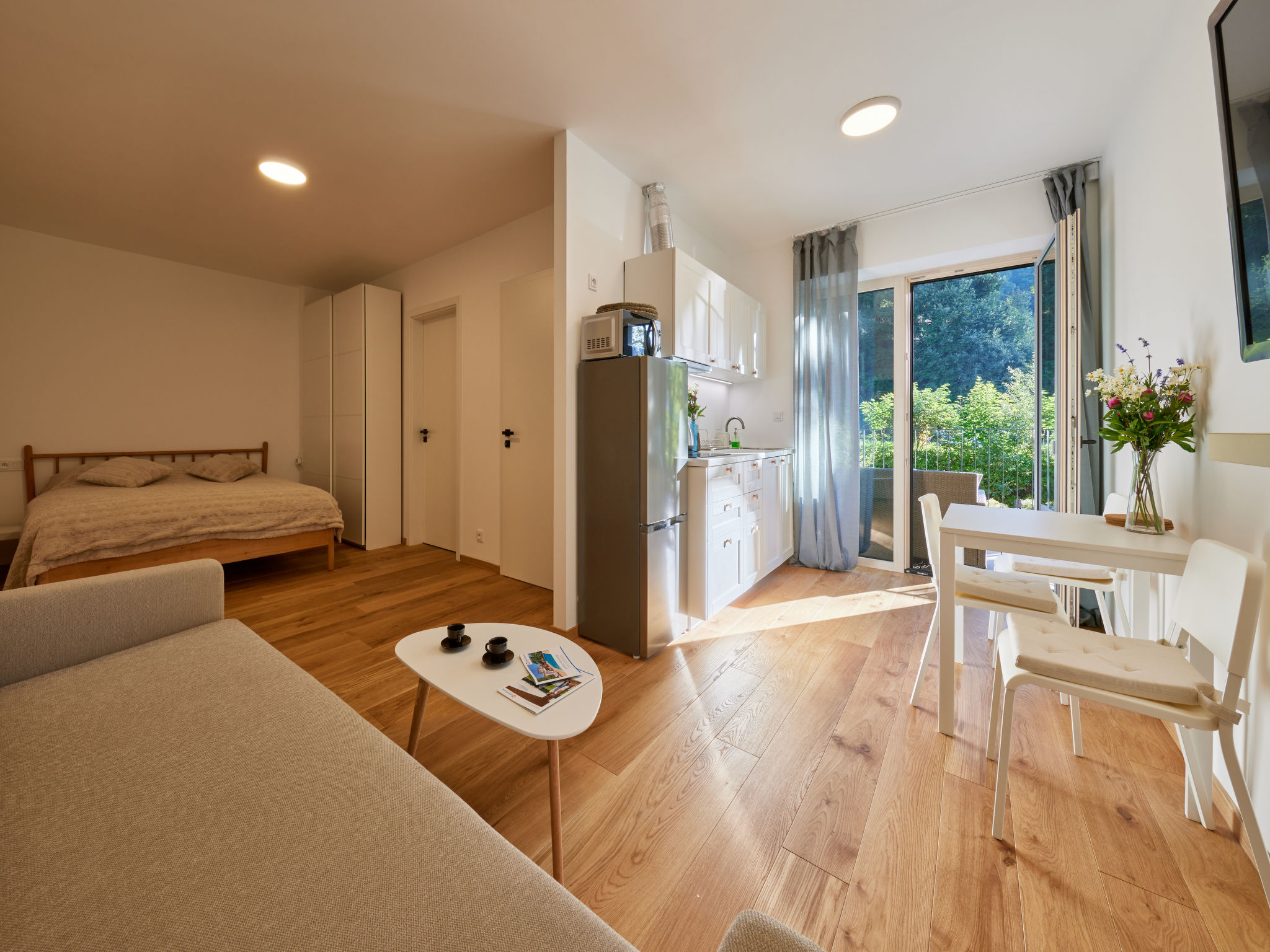 "Serene Glow Nook & Terrace", studio 1-kamer 36 m2 op de 1e verdieping. Ruim en licht, mooi en luxueus ingericht: woon-/slaapkamer met 1 2-pers divanbed, 1 2-pers bed, eettafel en Sat-TV (Flatscreen T..