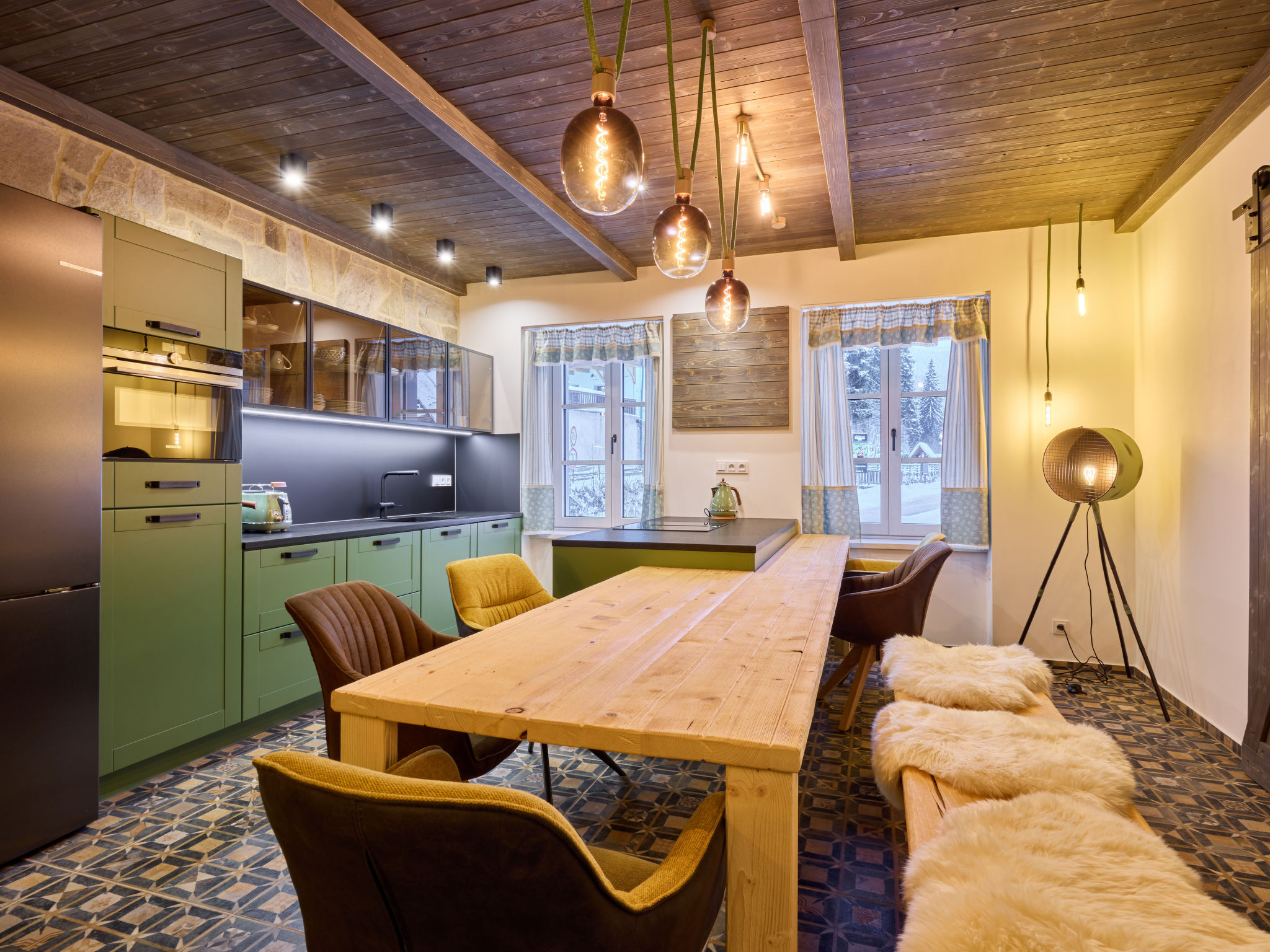 "Twilight Grove Stylish Lounge", appartement 3-kamers op 2 verdiepingen, op de begane grond. Ruim en licht, zeer mooi en modern ingericht: woon-/eetkamer met 2 2-pers divanbedden en open haard (alleen..