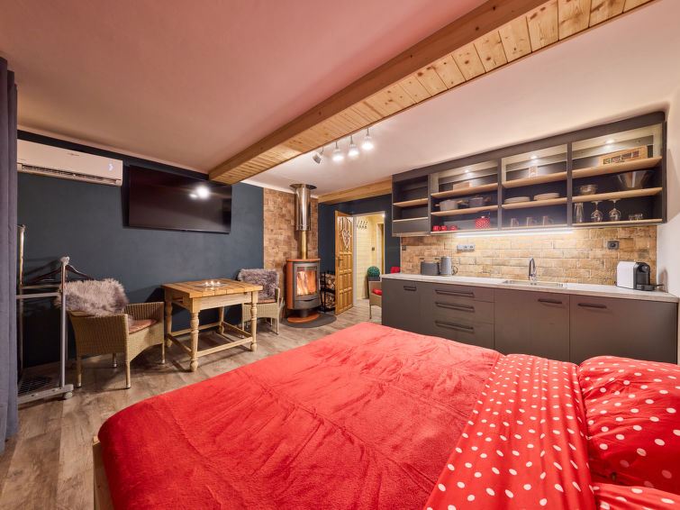 2-persoons appartement met open haard in Mladé Buky in Mladé Buky