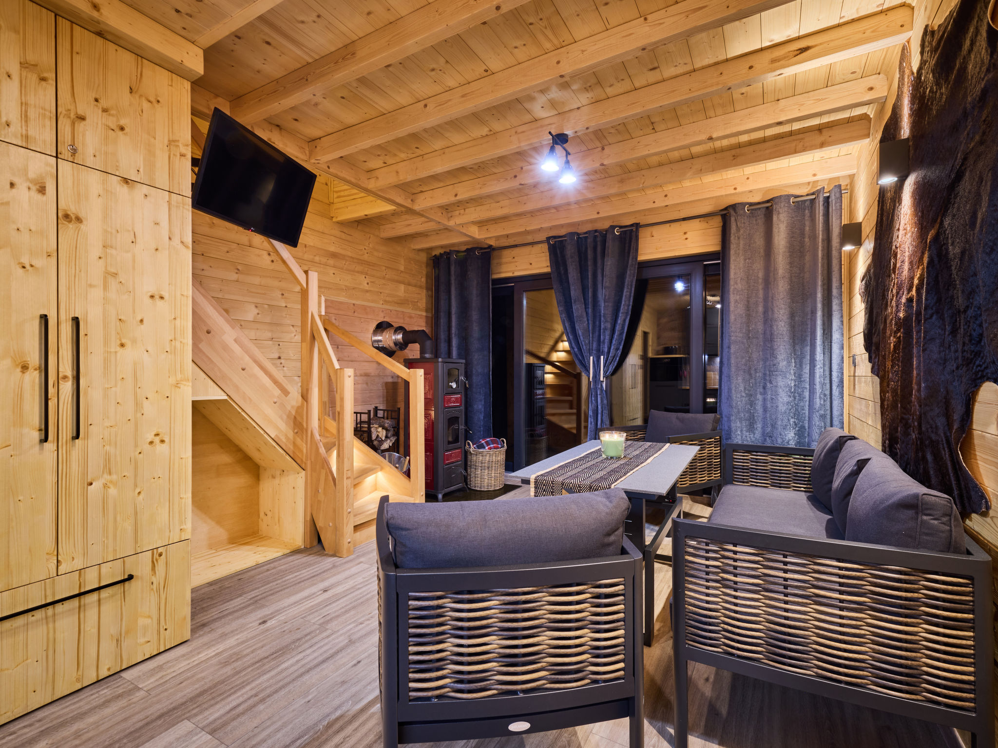 Luxe Timber Lodge & Relaxing Bath