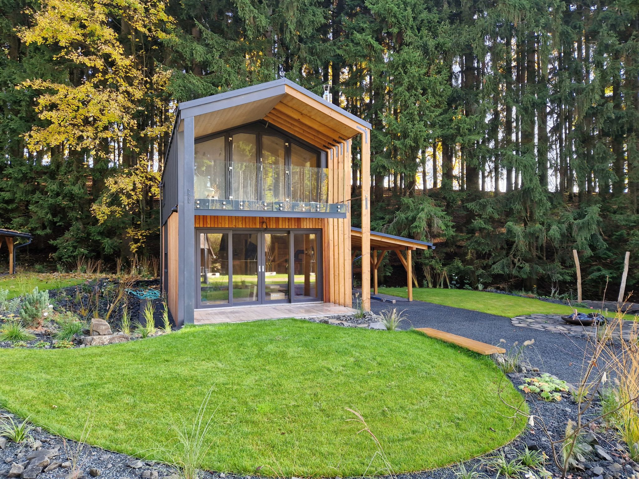 "Luxe Timber Lodge & Relaxing Bath", chalet 3-kamers. Zeer mooi en smaakvol ingericht: woon-/eetkamer met 1 divanbed, zwedenkachel, eettafel en TV. Kookhoek (2-pits kookplaat, oven, afwasmachine, broo..