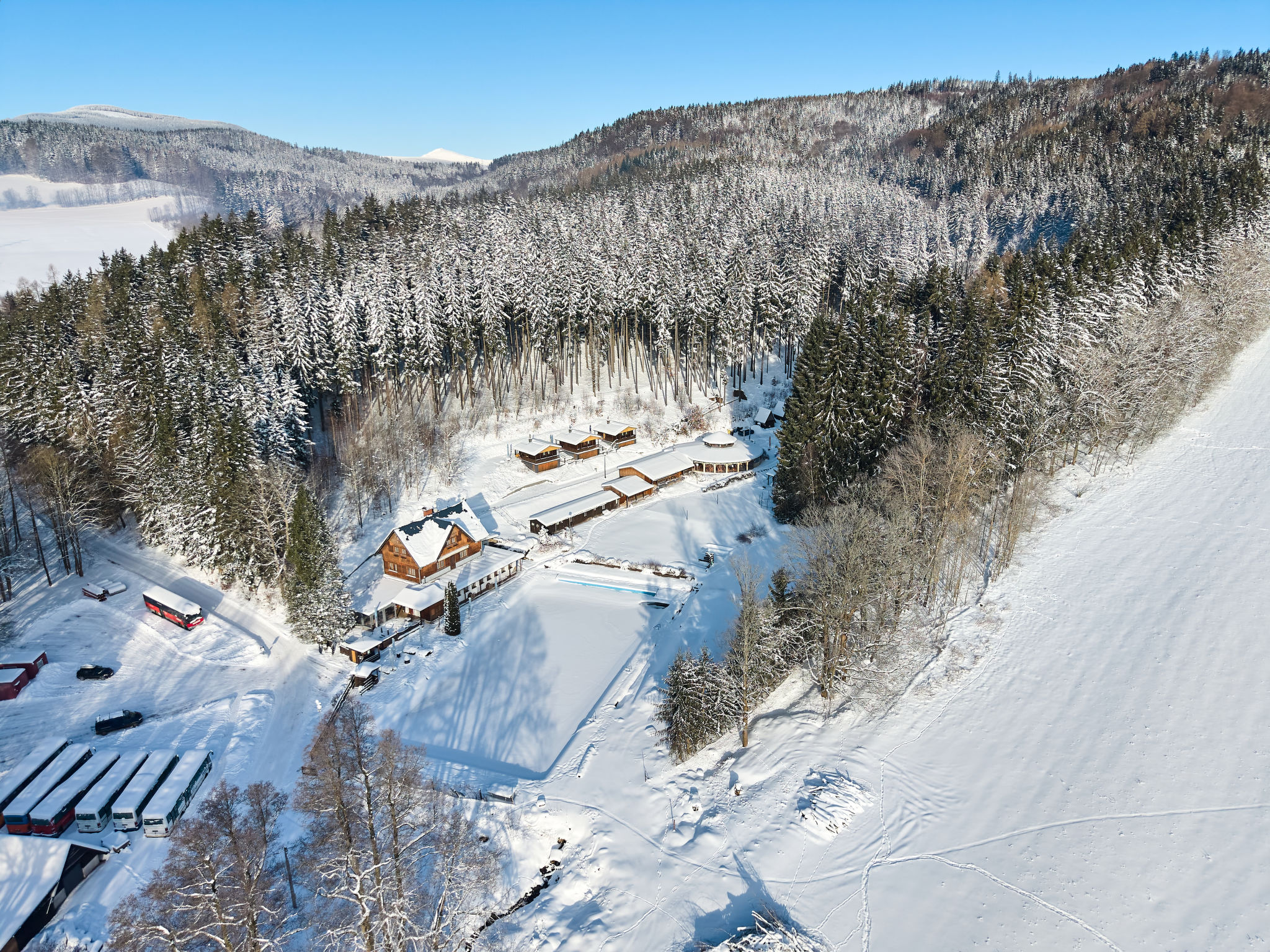 Luxe Timber Lodge & Yoga Loft aan de bosrand bij Mladé Buky - foto 59