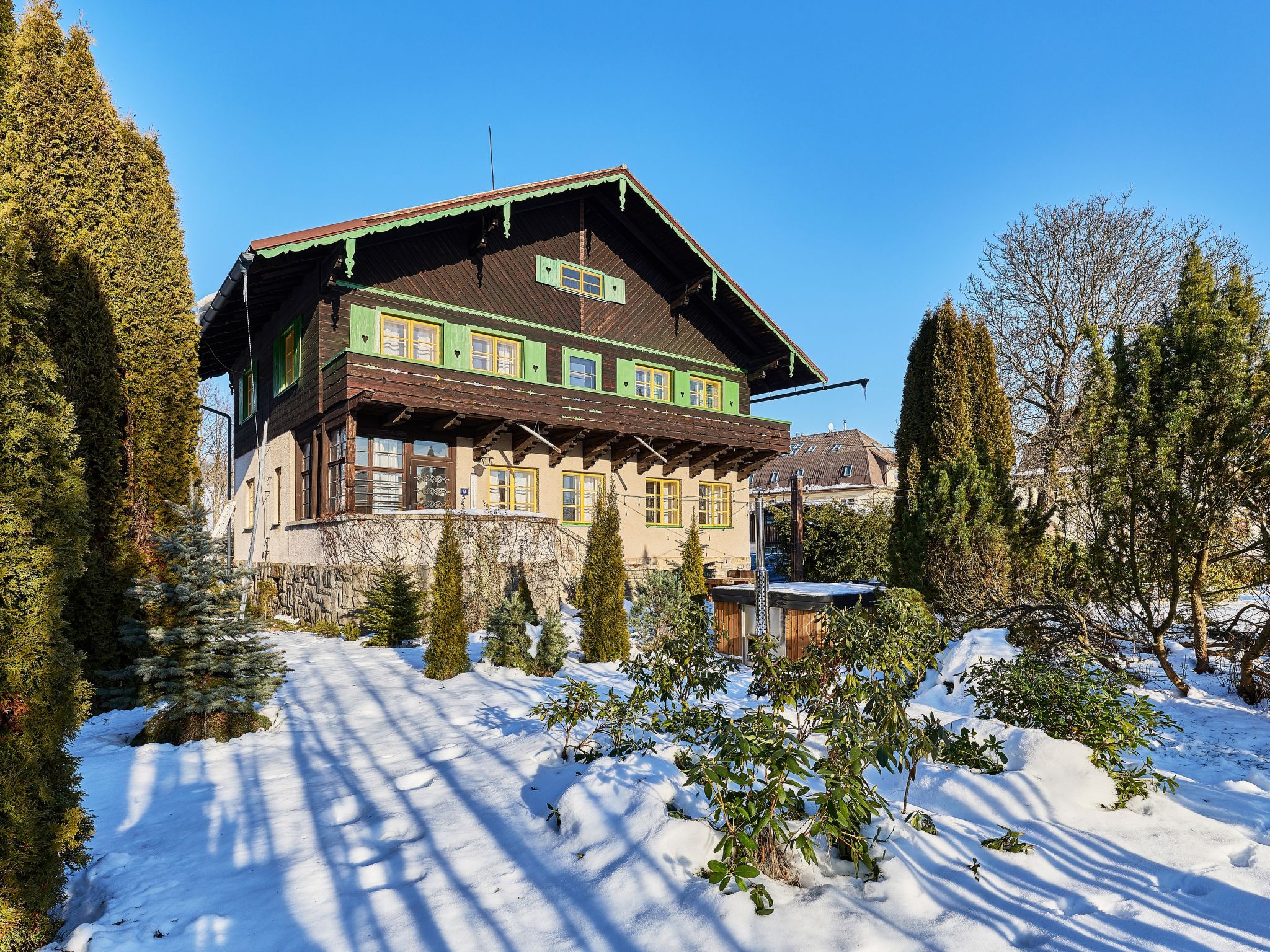 Villa 6-kamers op 3 verdiepingen. Ruim, volledig gerenoveerd in 2025, zeer stijlvol en met veel hout ingericht: woon-/eetkamer met Digitale TV. 1 kamer met 1 bed en 1 2-pers bed. Groot keuken (8-pits ..