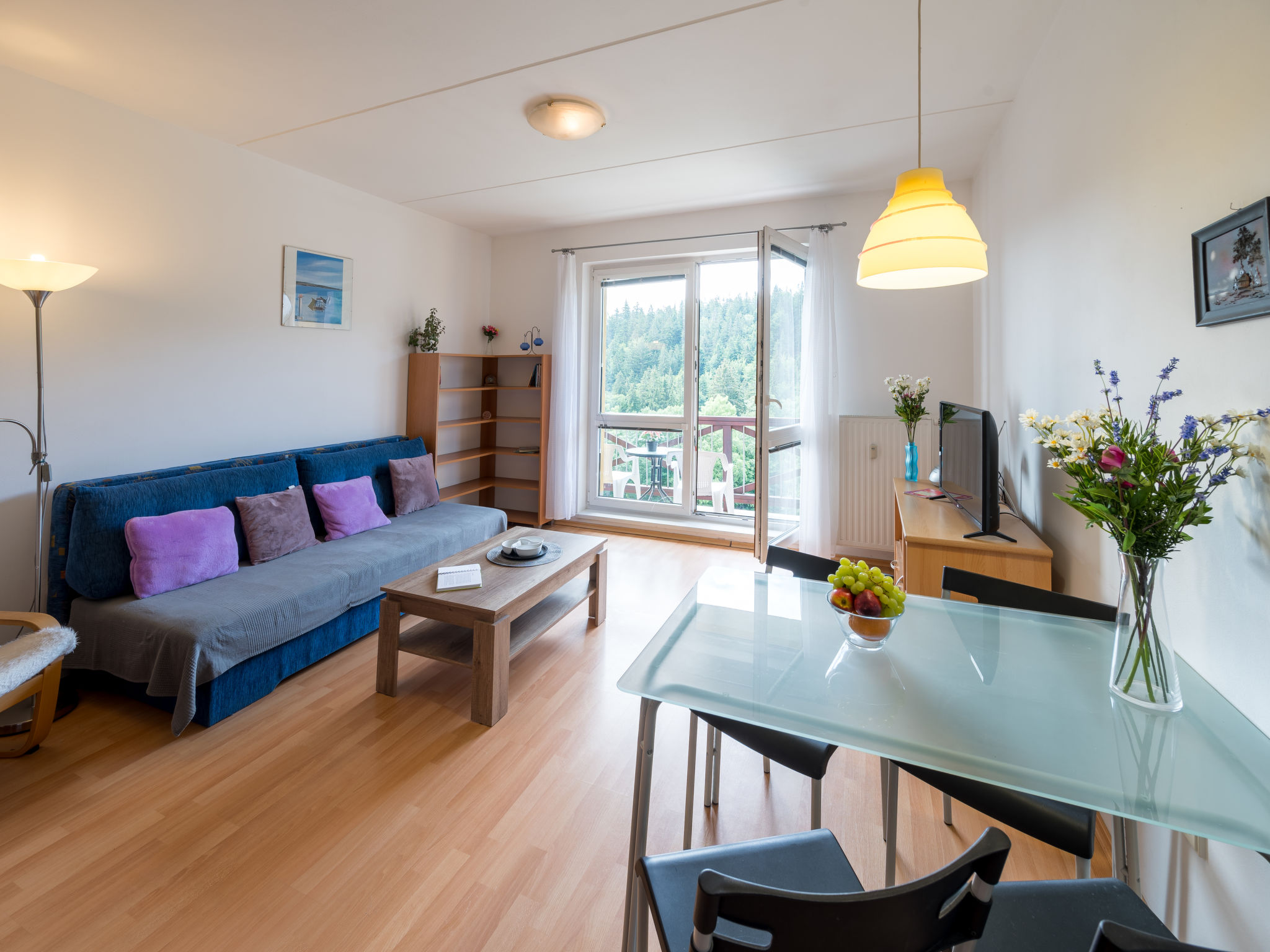 "Sluneční stráň IV", appartement 2-kamers 46 m2 op de 2e verdieping. Ruim en licht, comfortabel ingericht: woon-/slaapkamer met 1 2-pers divanbed en Sat-TV. 1 kamer met 1 2-pers bed. Kookhoek (2 k..