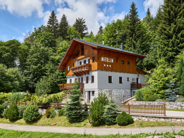 8-room chalet. Living room with TV. Shower, sep. WC. Upper floor: 1 room with 1 x 2 bunk beds, 1 double bed and shower. Exit to the balcony. 1 room with 1 double bed, kitchen corner and shower/WC. 1 r..