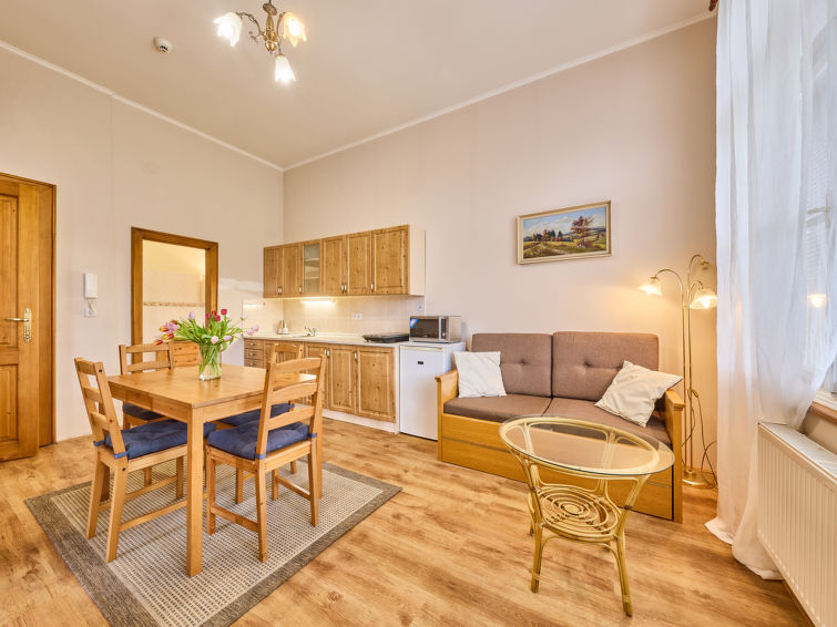2-Zimmer-Wohnung im Erdgeschoss. Geräumig und hell, zweckmässig und mit viel Holz eingerichtet: Wohn-/Schlafzimmer mit 3 Betten. Kochnische (2 Glaskeramikplatten, Toaster, Wasserkocher, Mikrowelle, ..