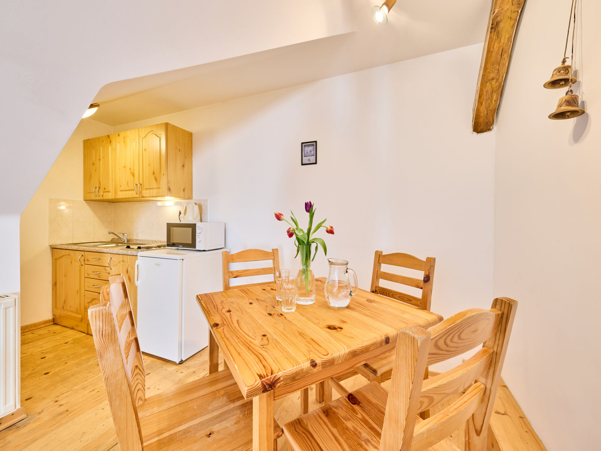 Studio 1-kamer op de 2e verdieping. Licht, mooi en gezellig ingericht: 1 kamer met 1 bed, 1 2-pers bed en TV. Kookhoek (2-pits kookplaat, magnetron, elektrische koffiemachine). Douche/WC. Ter beschikk..