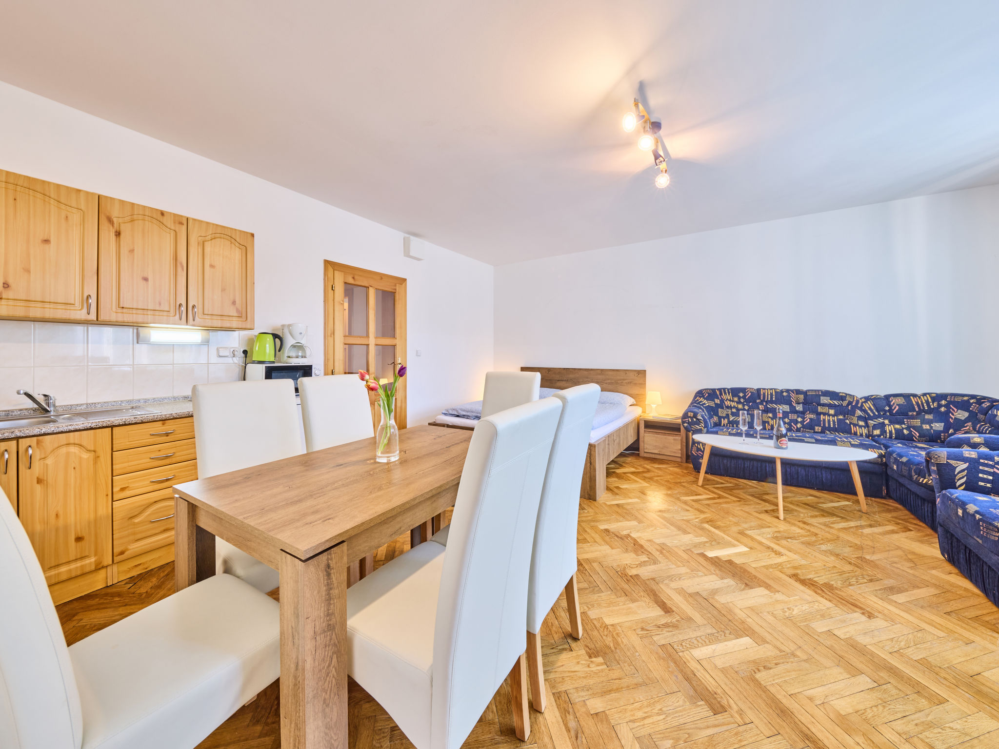 Appartement 2-kamers op de 2e verdieping. Licht, mooi ingericht: groot woon-/eetkamer met 1 2-pers bed, eethoek en TV. 1 kamer met 3 bedden. Kookhoek (2-pits kookplaat, magnetron, elektrische koffiema..