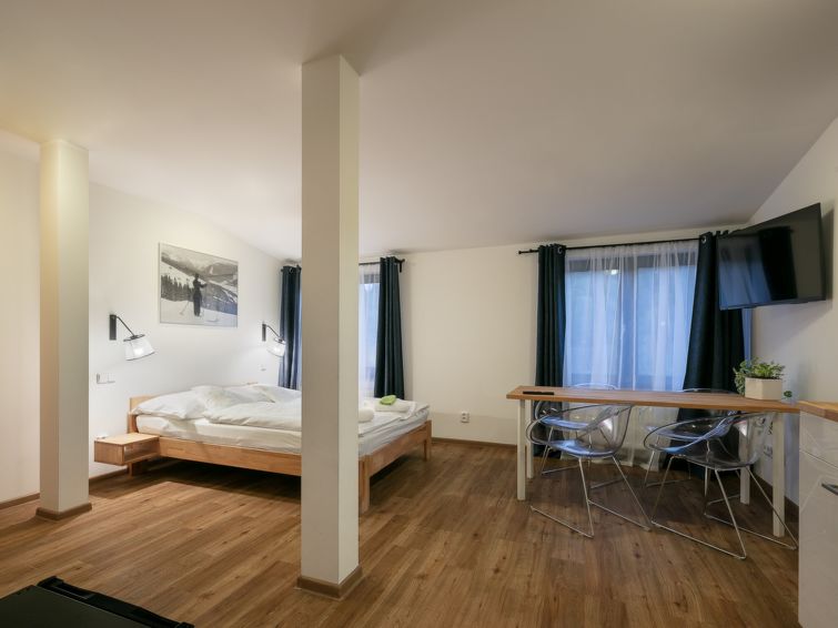 "U Kabinky 5+0", appartement 2-kamers op de 3e verdieping. Woonkamer met 1 2-pers bed en TV. 1 kamer met 1 divanbed en 1 2-pers bed. Kookhoek (2-pits kookplaat, waterkoker, magnetron) met eettafel. Do..