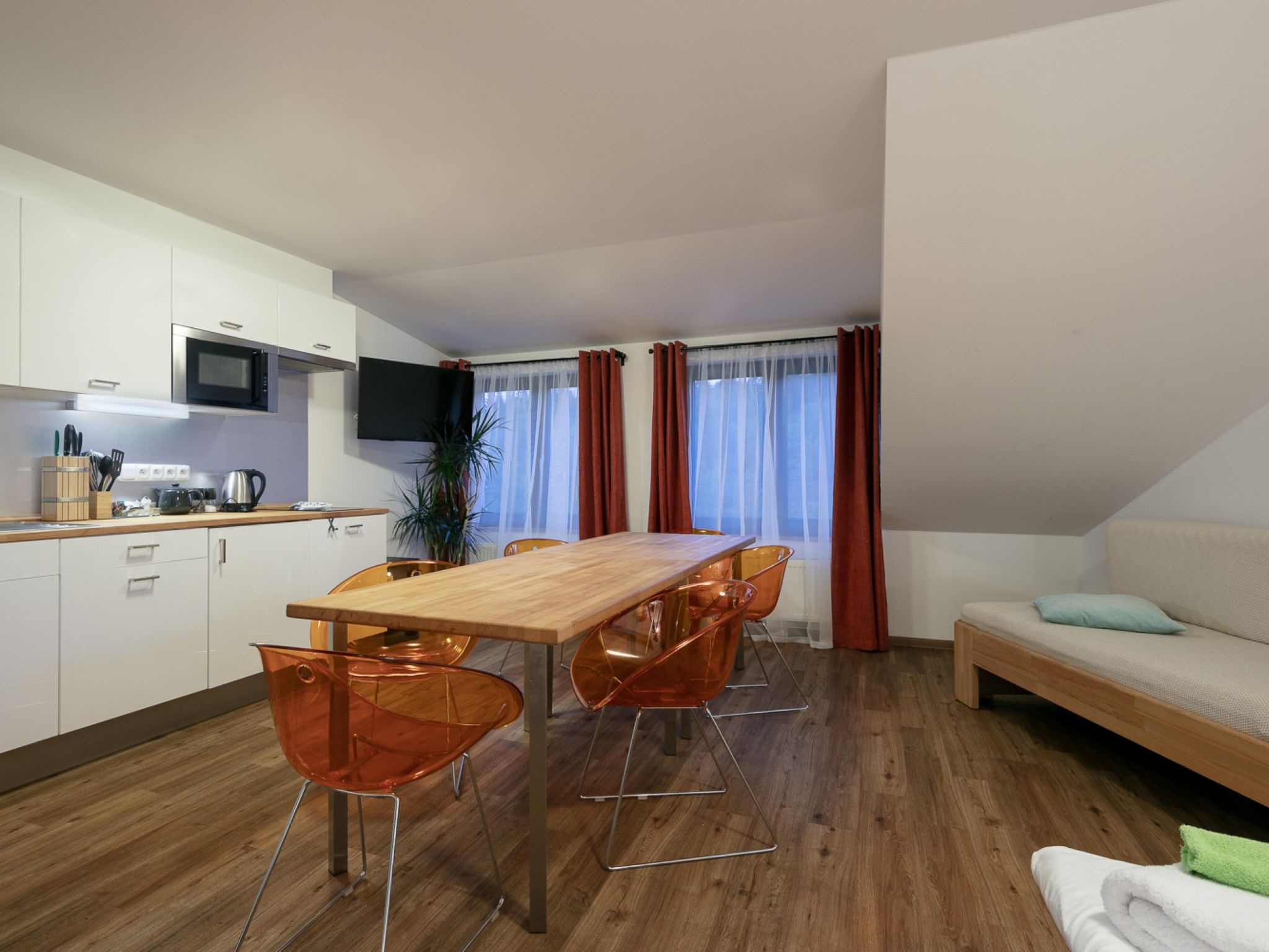 "U Kabinky 6+2", appartement 2-kamers 63 m2 op de 3e verdieping. Woonkamer met 1 2-pers divanbed, 1 2-pers bed en TV. 1 kamer met 2 bedden en 1 2-pers bed. Kookhoek (2-pits kookplaat, waterkoker, magn..