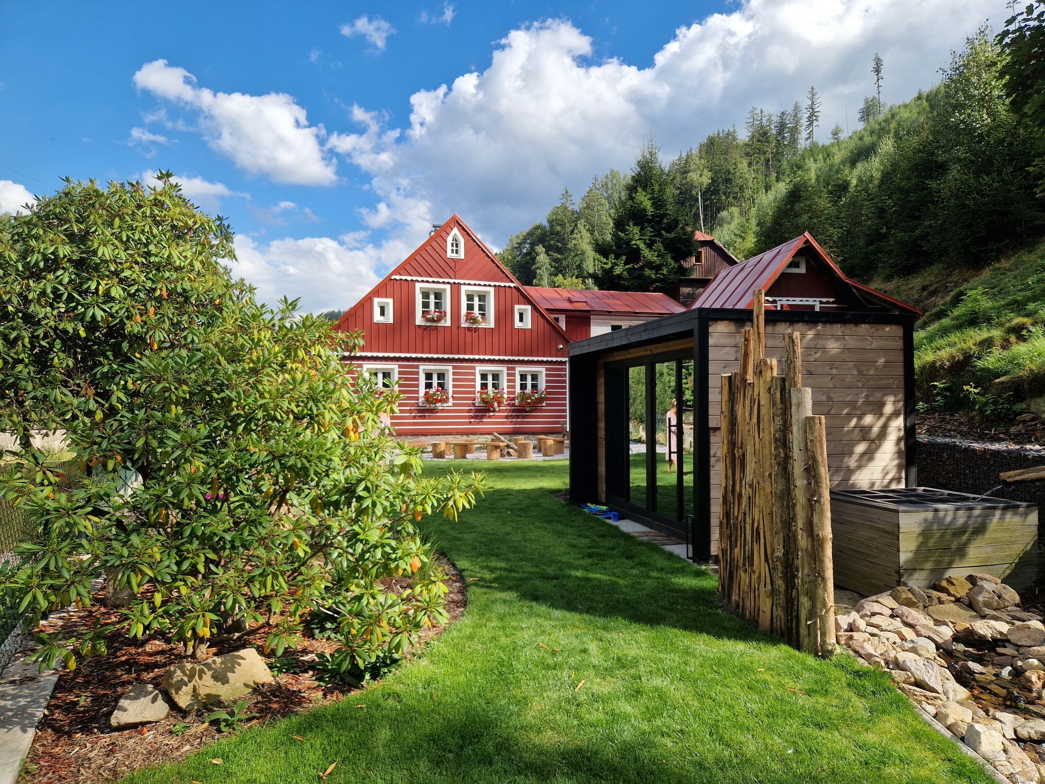 "Charming Mountain Lodge & Wellness", 7-Zimmer-Chalet auf 2 Stockwerken. Vollständig renoviert im Jahre 2023, sehr schön und rustikal eingerichtet: Wohn-/Esszimmer mit Esstisch, TV und Kachelofen. 1..