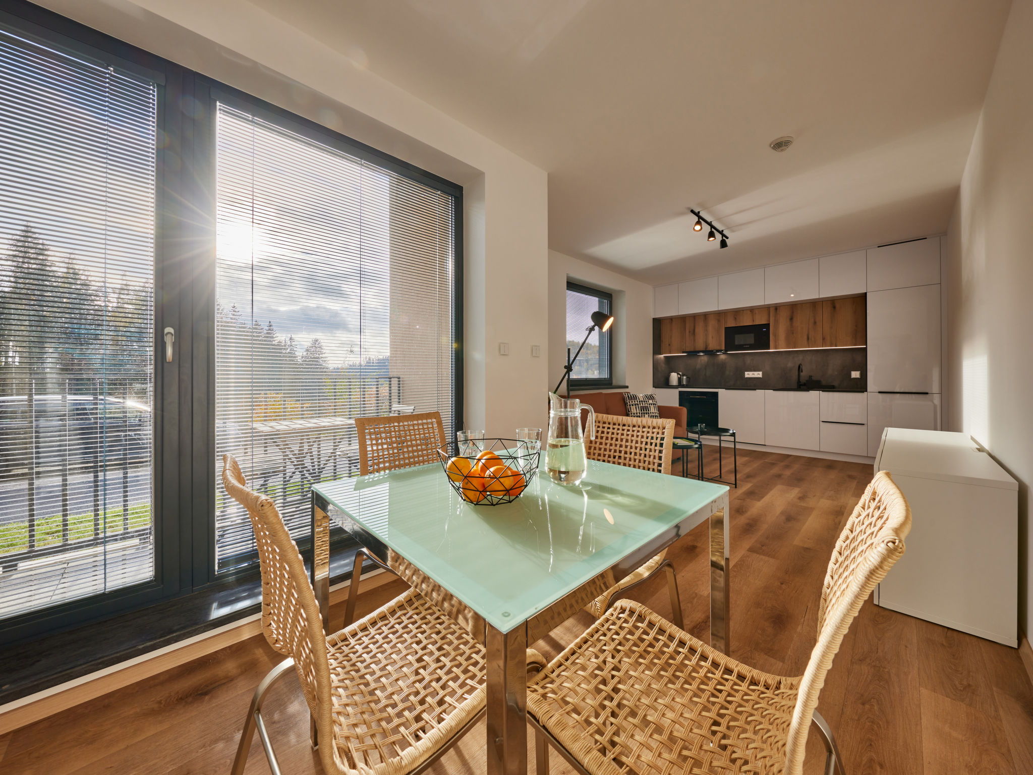 Appartement 2-kamers op de begane grond. Zeer mooi en modern ingericht: woon-/slaapkamer met 1 2-pers divanbed en TV. 1 kamer met 1 2-pers bed. Kookhoek (oven, afwasmachine, 4 keramische glas kookplat..