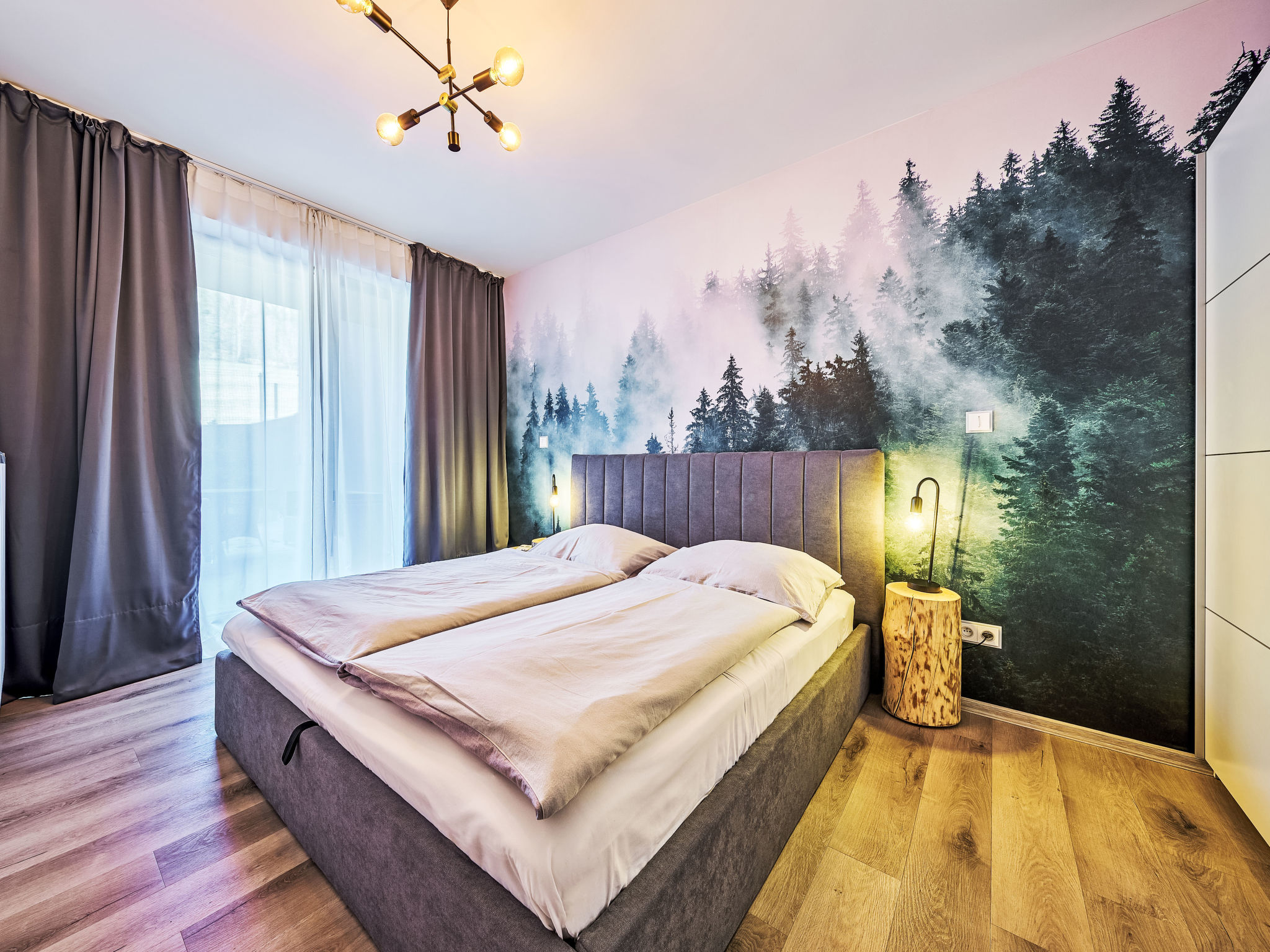 2-Zimmer-Wohnung 42 m2, im Erdgeschoss. Sehr schön und modern eingerichtet: Wohn-/Esszimmer mit 1 Doppeldiwanbett und TV. 1 Zimmer mit 1 Doppelbett (180 cm, Länge 200 cm). Kochnische (Backofen, 4 In..