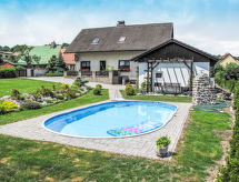 Sfeervol vakantiehuis met verwarmd zwembad en sauna aan de rivier in Vrchlabí - thumbnail 1