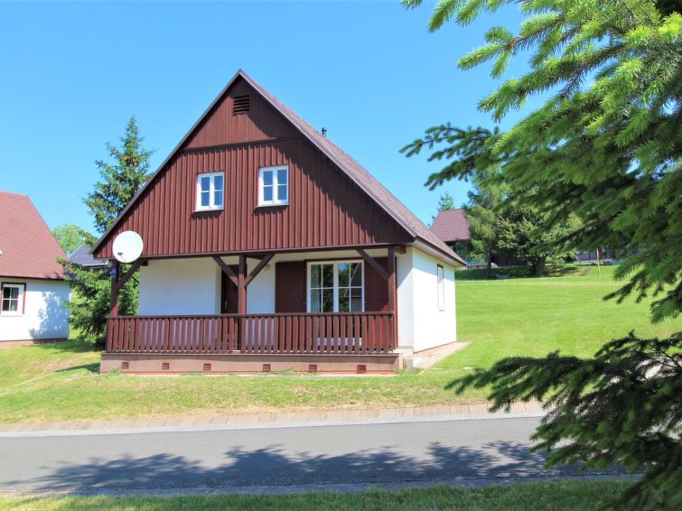 Vrijstaand vakantiehuis in Černý Důl/Čistá met verwarmd zwembad in Cerny Dul/Cista