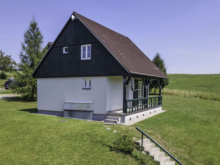 8-persoons vakantiehuis met verwarmd zwembad in Černý Důl/Čistá in Cerny Dul/Cista