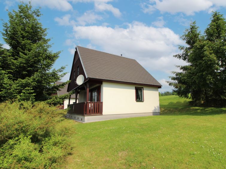 Vrijstaand vakantiehuis met verwarmd zwembad in Černý Důl/Čistá · 100 m² in Cerny Dul/Cista