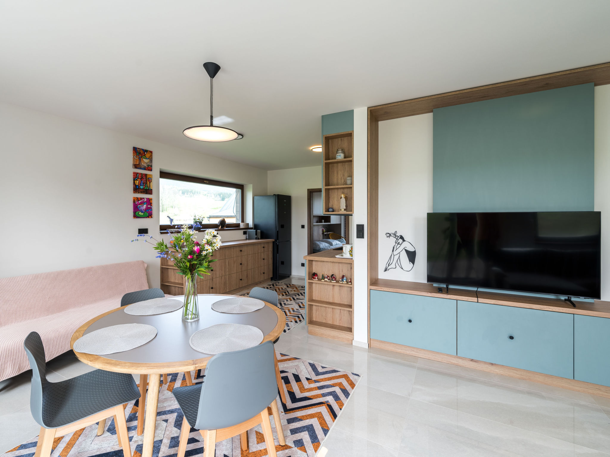 "Happy", 2-Zimmer-Wohnung 50 m2, im Erdgeschoss. Komfortabel und schön eingerichtet: Wohn-/Esszimmer mit 1 Diwanbett und TV. 1 Zimmer mit 1 Doppelbett und 2 Ausziehbetten. Kochnische (Backofen, Gesch..