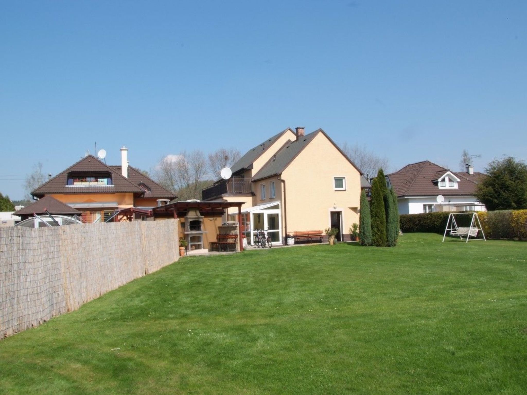 Mit Garten und Pools-Binnen