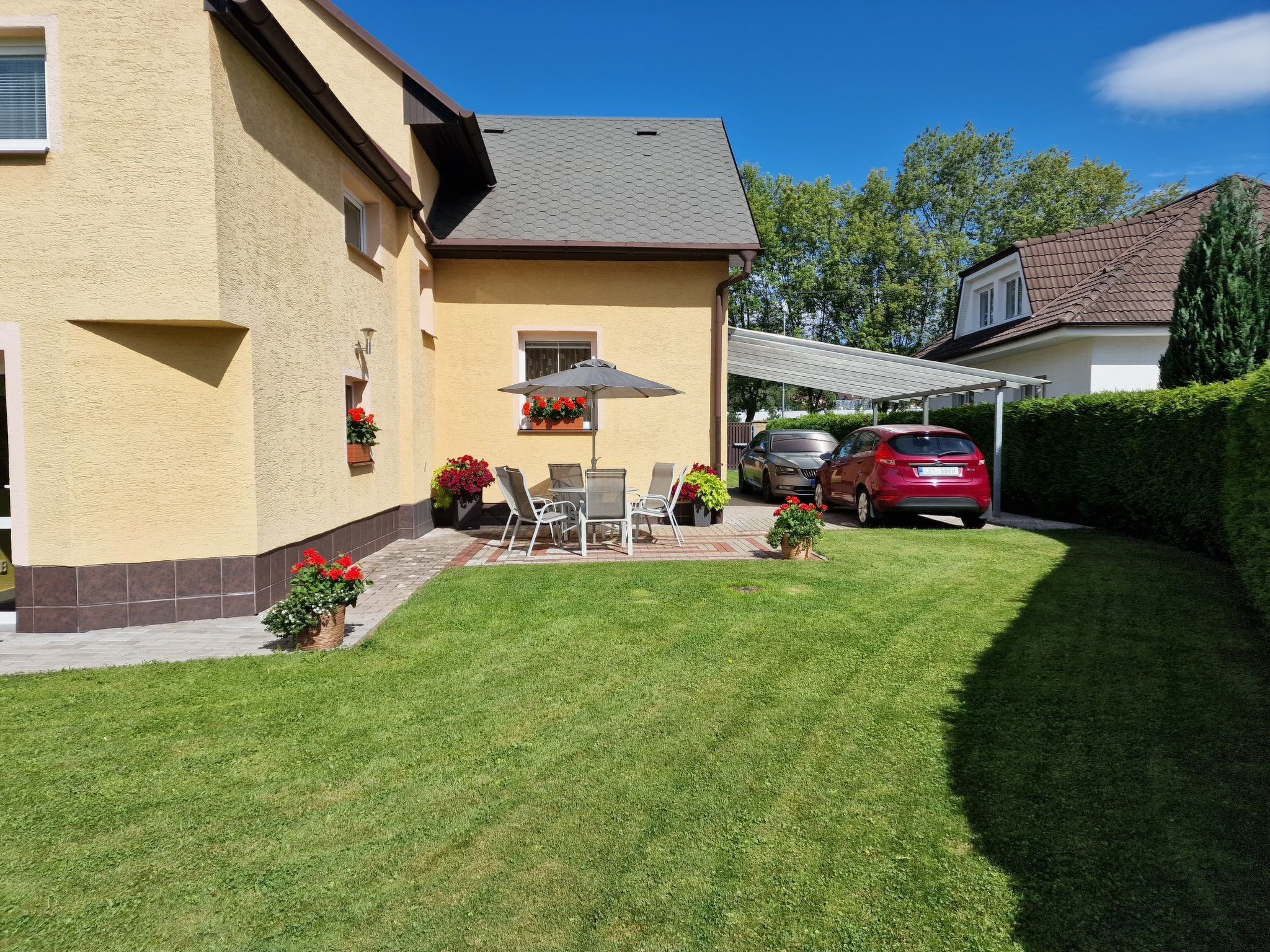 Mit Garten und Pools-Binnen