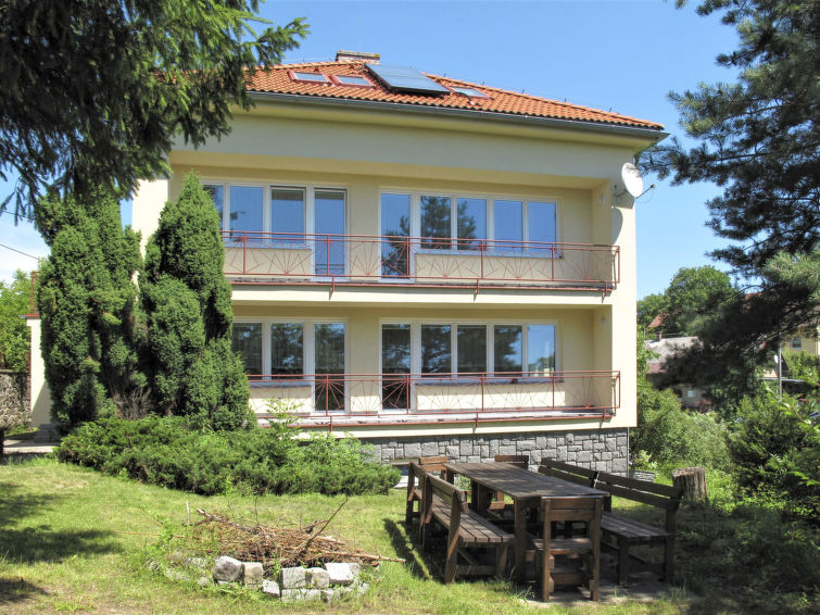 Huis 7-kamers 220 m2 op 4 verdiepingen. Ruim en licht, gerenoveerd in 2012, mooi ingericht: woon-/eetkamer met eettafel, Sat-TV en radio. Uitgang naar het balkon. Keuken (4-pits kookplaat, oven, afwas..