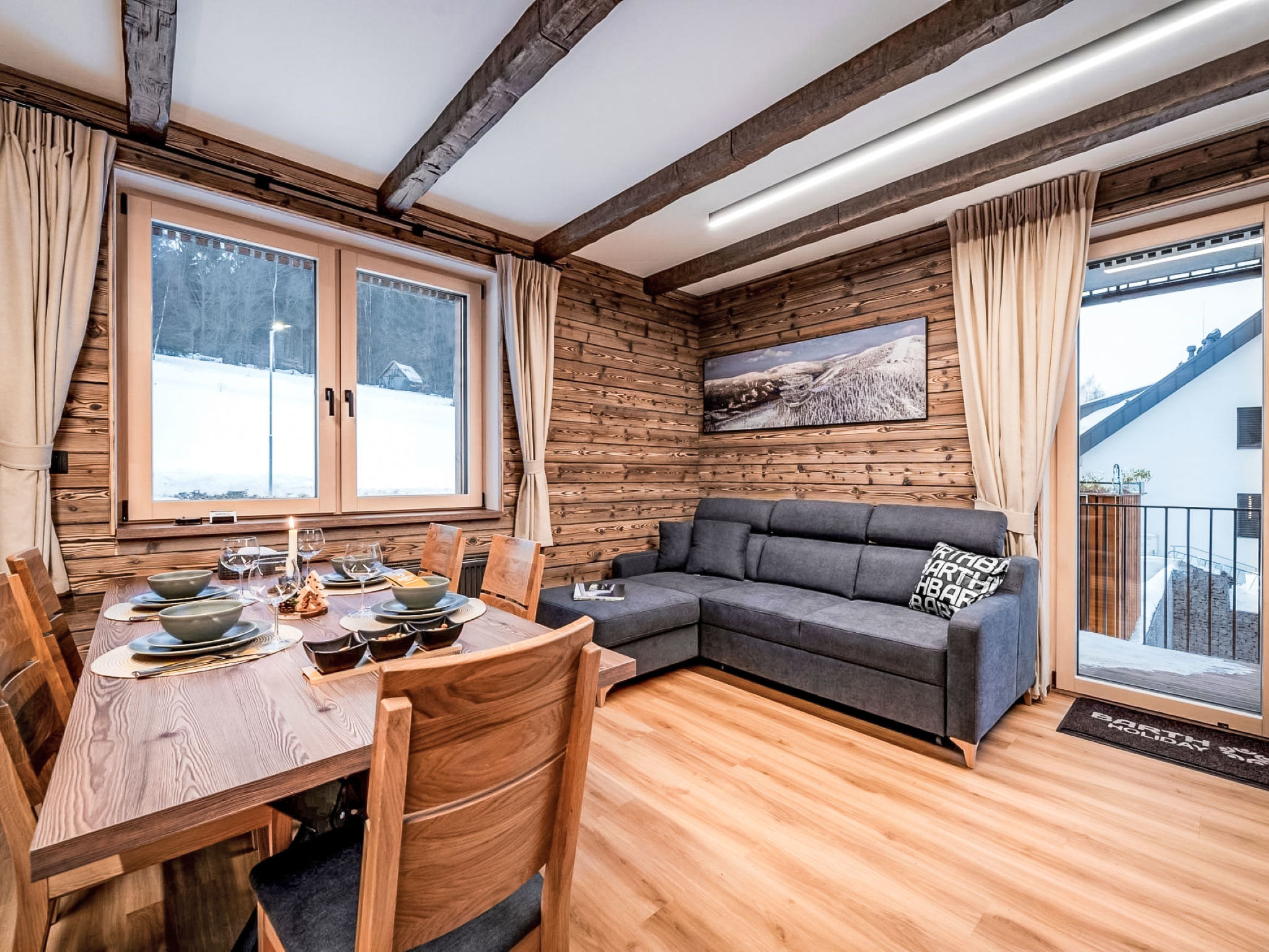 "Dolní Morava", appartement 1-kamer 45 m2, op de begane grond. Gezellig en met veel hout ingericht: hal. Woon-/slaapkamer met 1 x 2 stapelbedden, 1 2-pers bed, 1 uitschuifbaar bed en TV. Uitgang naar..