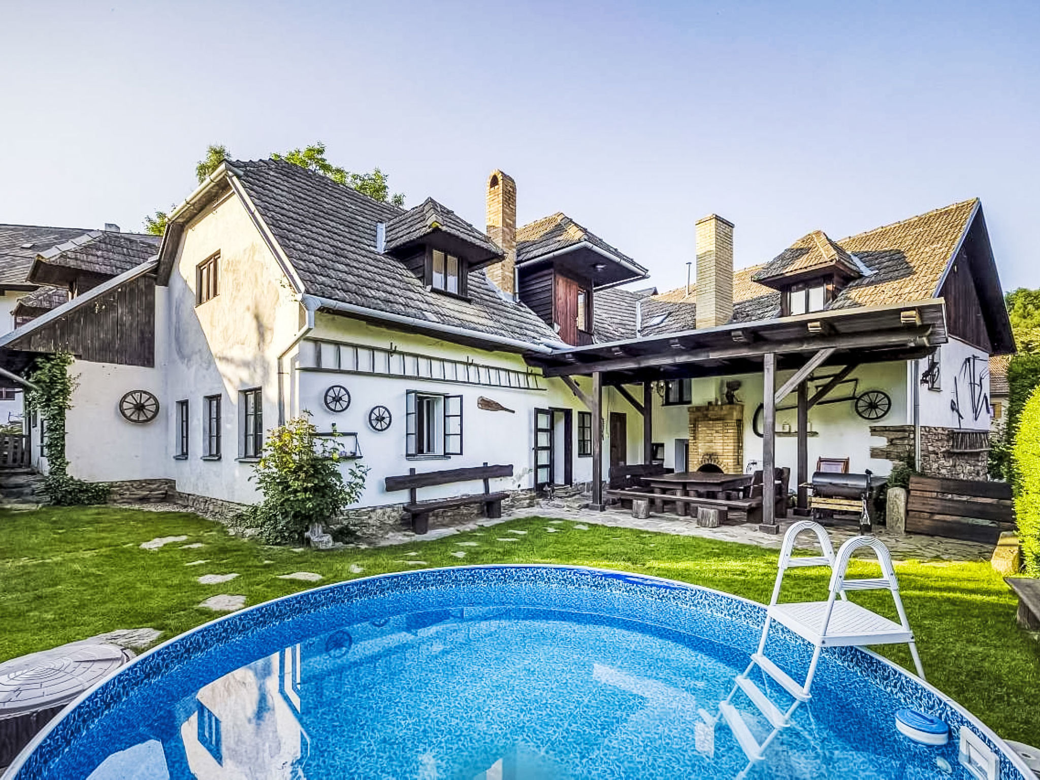 "Fairytale Retreat", appartement 5-kamers 90 m2 op de 1e verdieping. Gedeeltelijk afgeschuinde daken, doelmatig en comfortabel ingericht: woon-/slaapkamer met 1 2-pers divanbed. 1 kamer met 1 bed (len..