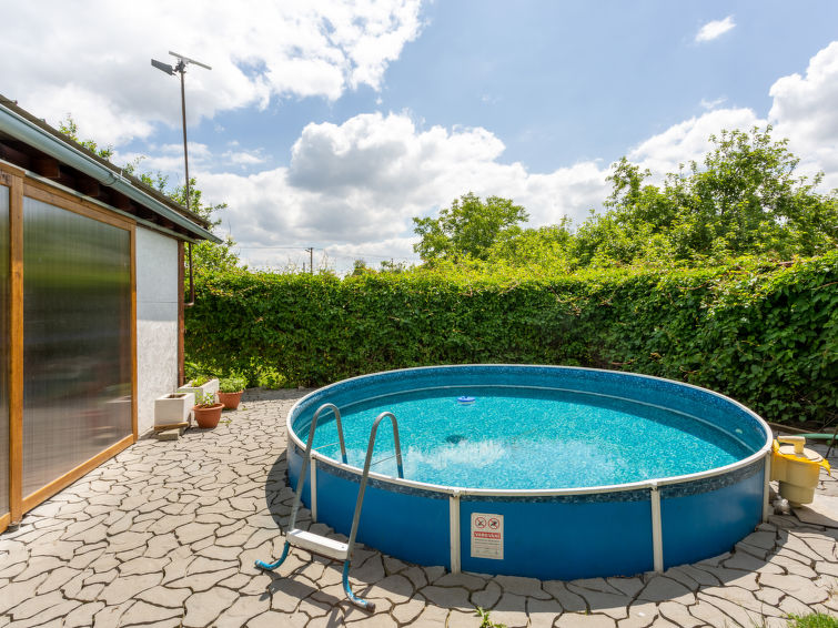 2-Zimmer-Haus 56 m2. Zweckmässig und schön eingerichtet: Wohn-/Esszimmer mit Schwedenofen, Sat-TV und Radio. Ausgang zum Garten, zum Schwimmbad. Kochnische im Eingang (Mini-Backofen, 4 Flammen, Wass..