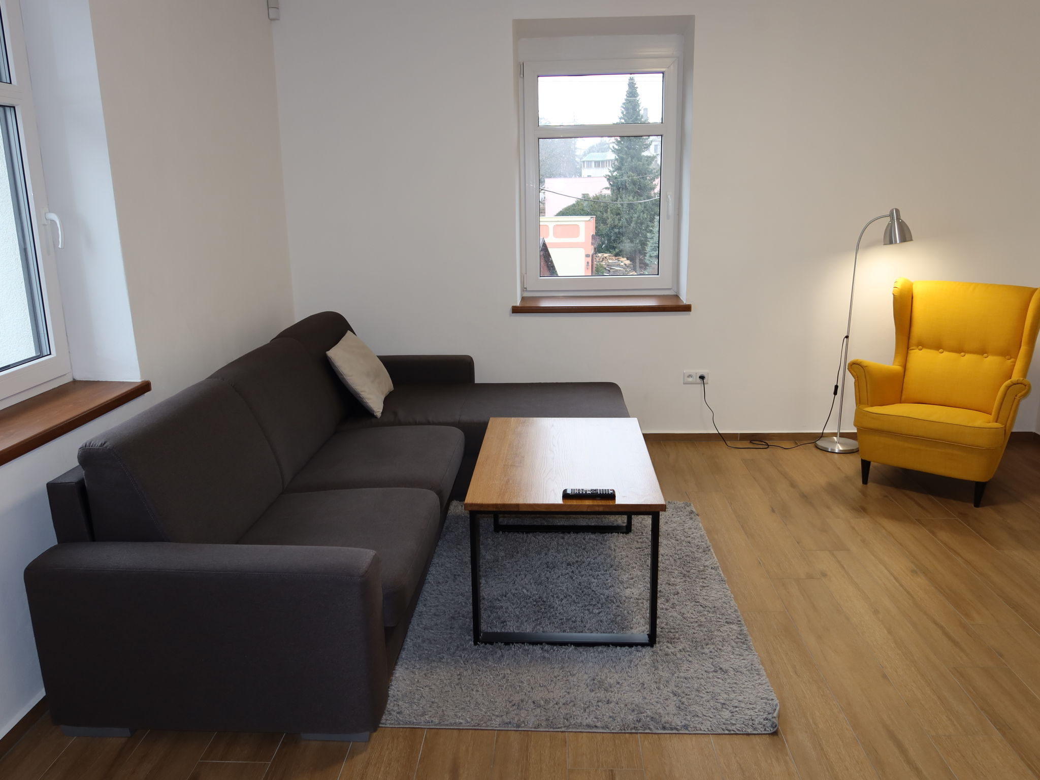 Appartement 2-kamers 60 m2, op de bovenverdieping. Ruim en licht, volledig gerenoveerd in 2021, zeer comfortabel en mooi ingericht: groot, open woonkamer met 1 2-pers divanbed (140 cm, lengte 190 cm),..