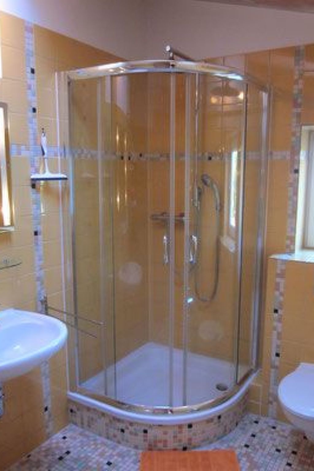 Moderne Studiowohnung im Obergeschoss mit Balkon-Drinnen