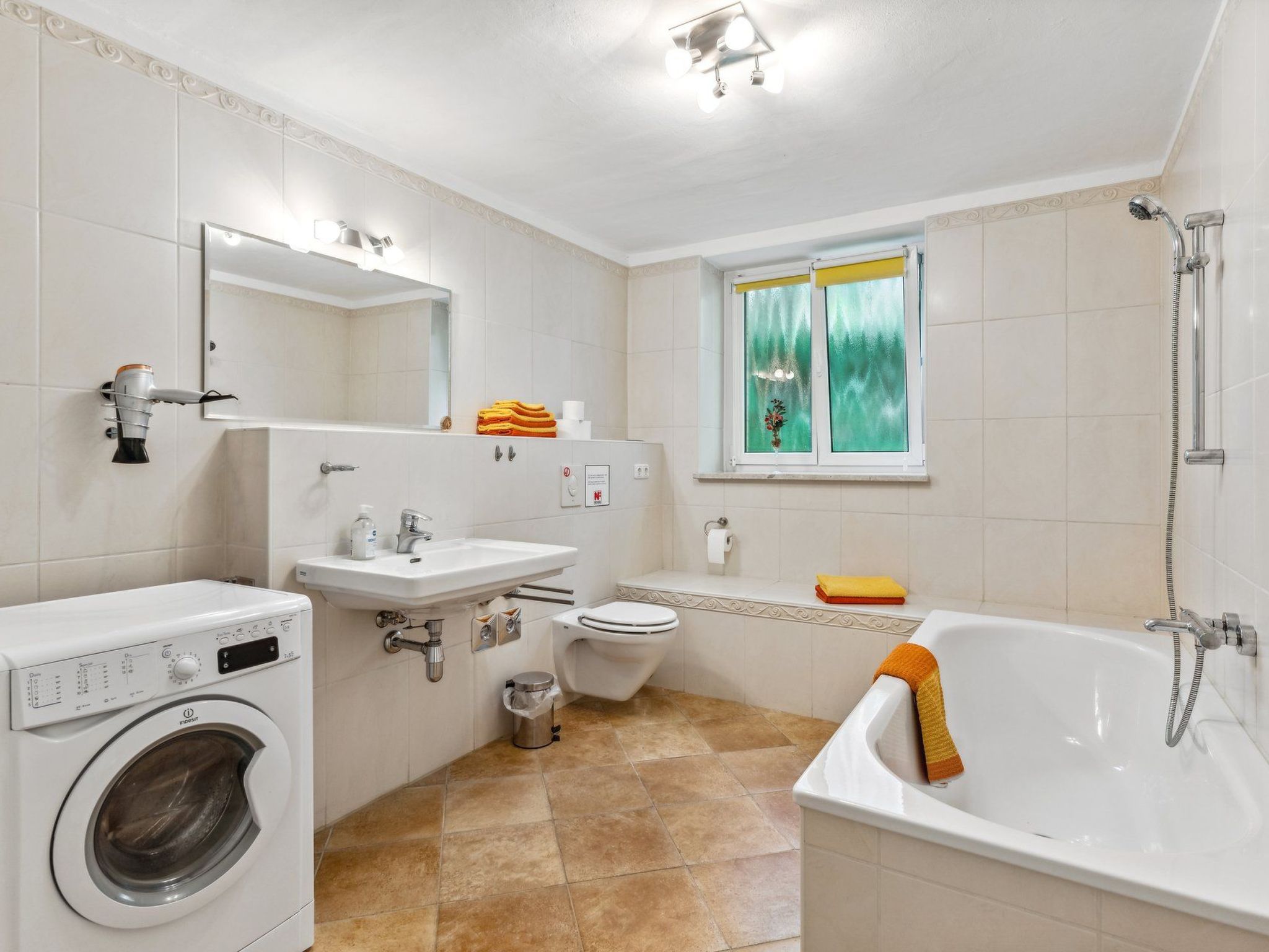 In Karlshorst mit Terrasse-Drinnen