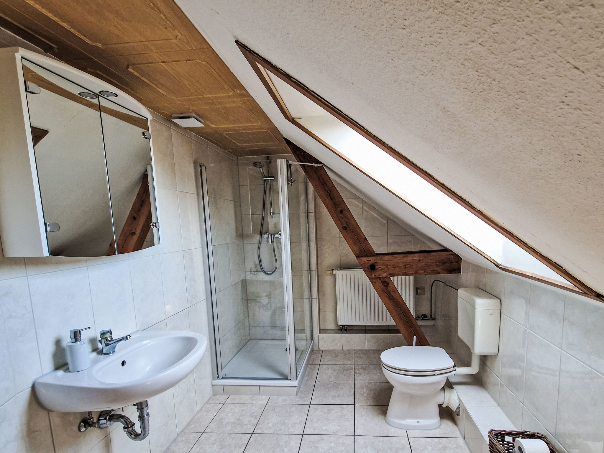 Mit zwei Doppel- und einem Einzelzimmer, Essküche, Vollbad und Balkon