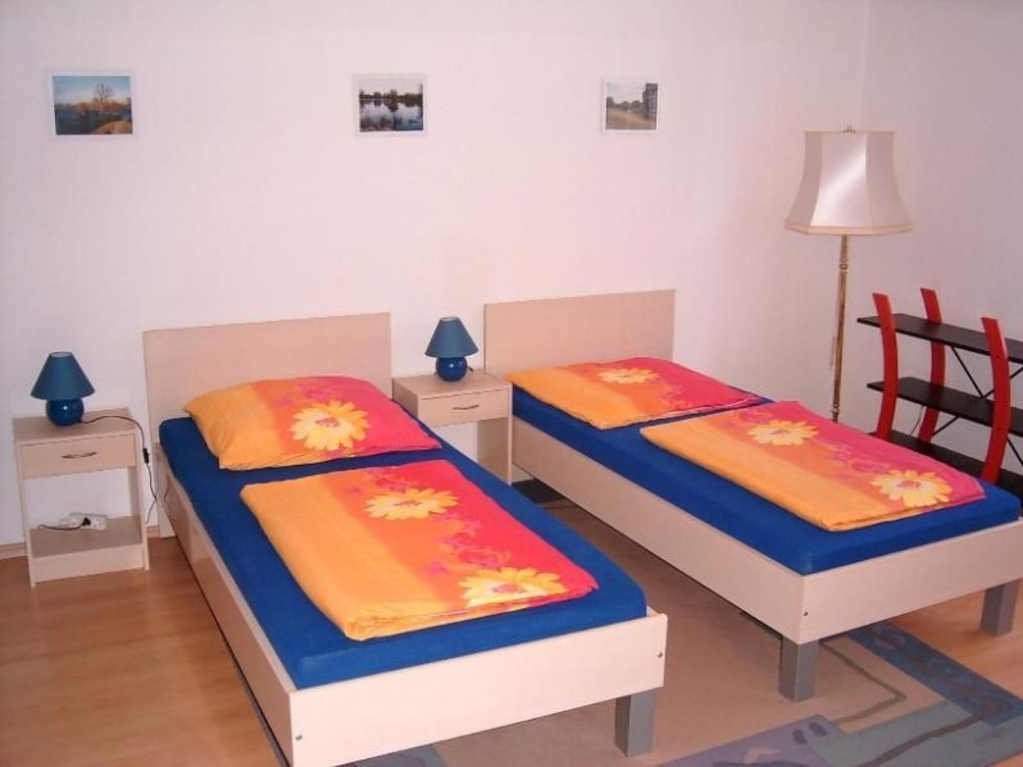 Mit zwei Doppel- und einem Einzelzimmer, Essküche, Vollbad und Balkon - Binnen