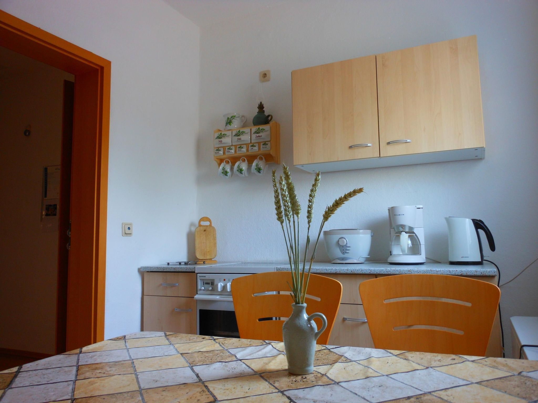 Mit zwei Doppel- und einem Einzelzimmer, Essküche, Vollbad und Balkon - Binnen