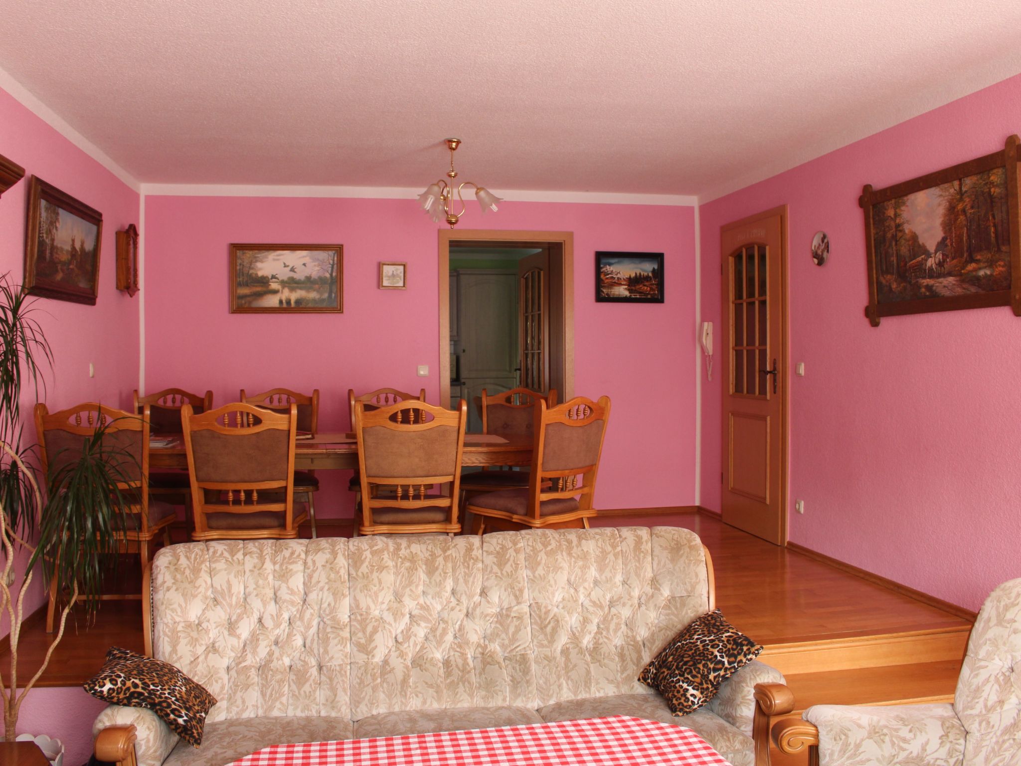 Geräumige Ferienwohnung mit Terrasse, in günstiger zentraler Lage in der Oberla-Drinnen