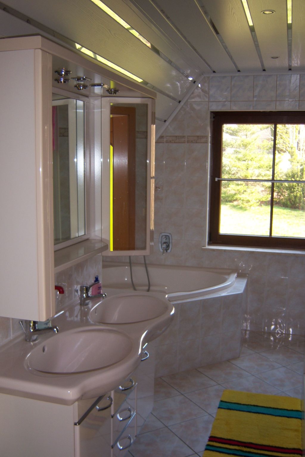 Geräumige Ferienwohnung mit Terrasse, in günstiger zentraler Lage in der Oberla-Drinnen