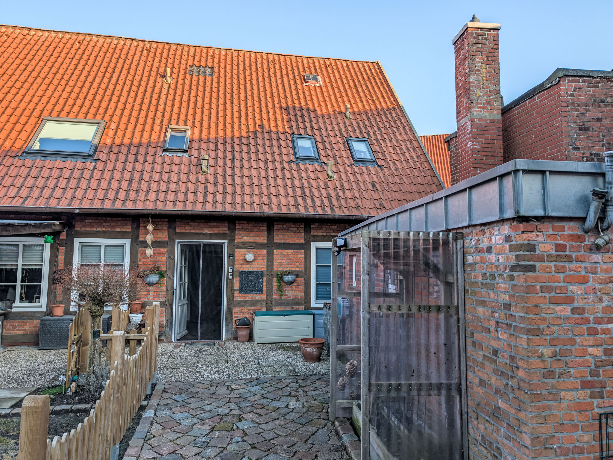 "Kiebitz", appartement 1-kamer 20 m2 op de 1e verdieping. Smaakvol en gezellig ingericht: woon-/slaapkamer met 1 2-pers bed (180 cm, lengte 200 cm), TV (Flatscreen TV). Open keuken (oven, 4 keramische..