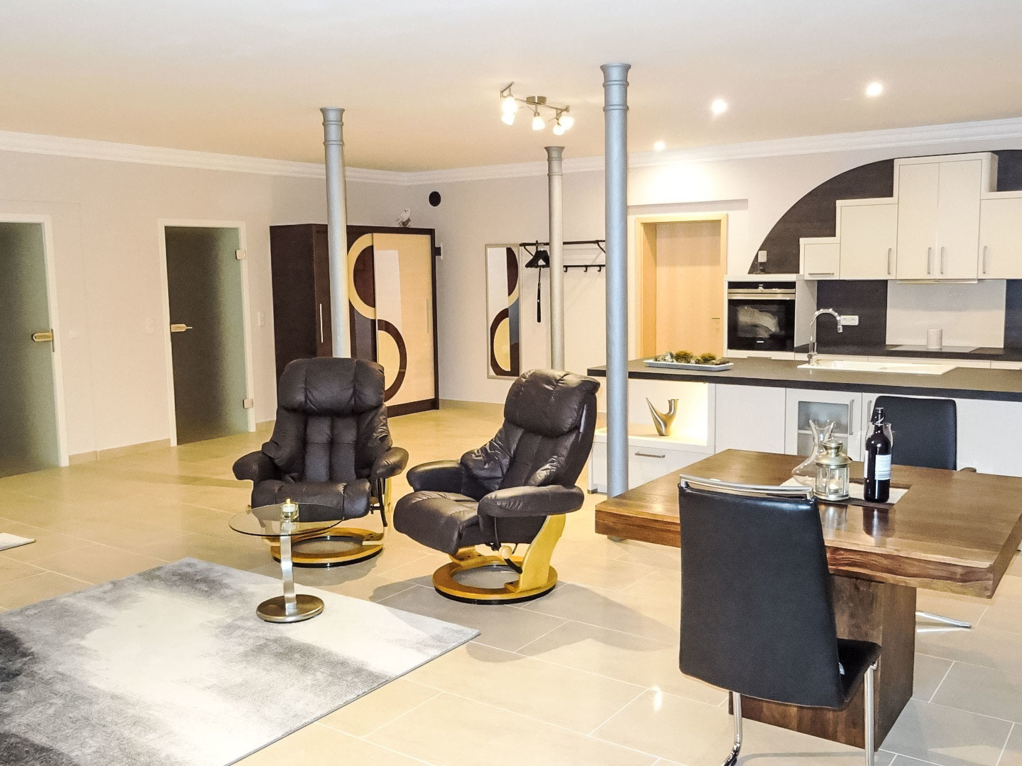 Modern eingerichtete Suite mit Terrasse