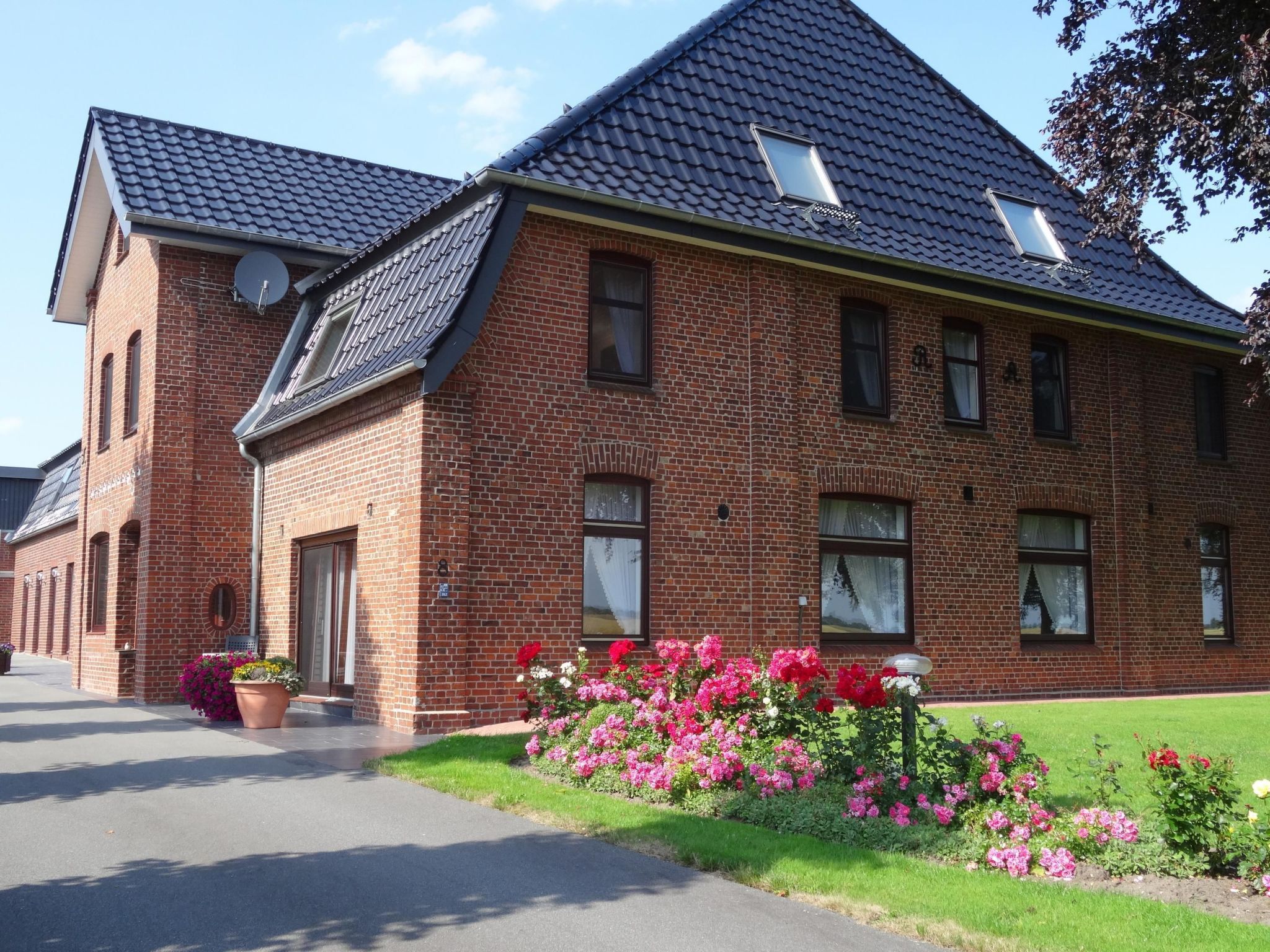 The property is located between Hamburg and Glücksstadt in Schleswig-Holstein and offers a holiday flat that was completely renovated in 2018 and furnished and equipped to the latest standards.A terr..
