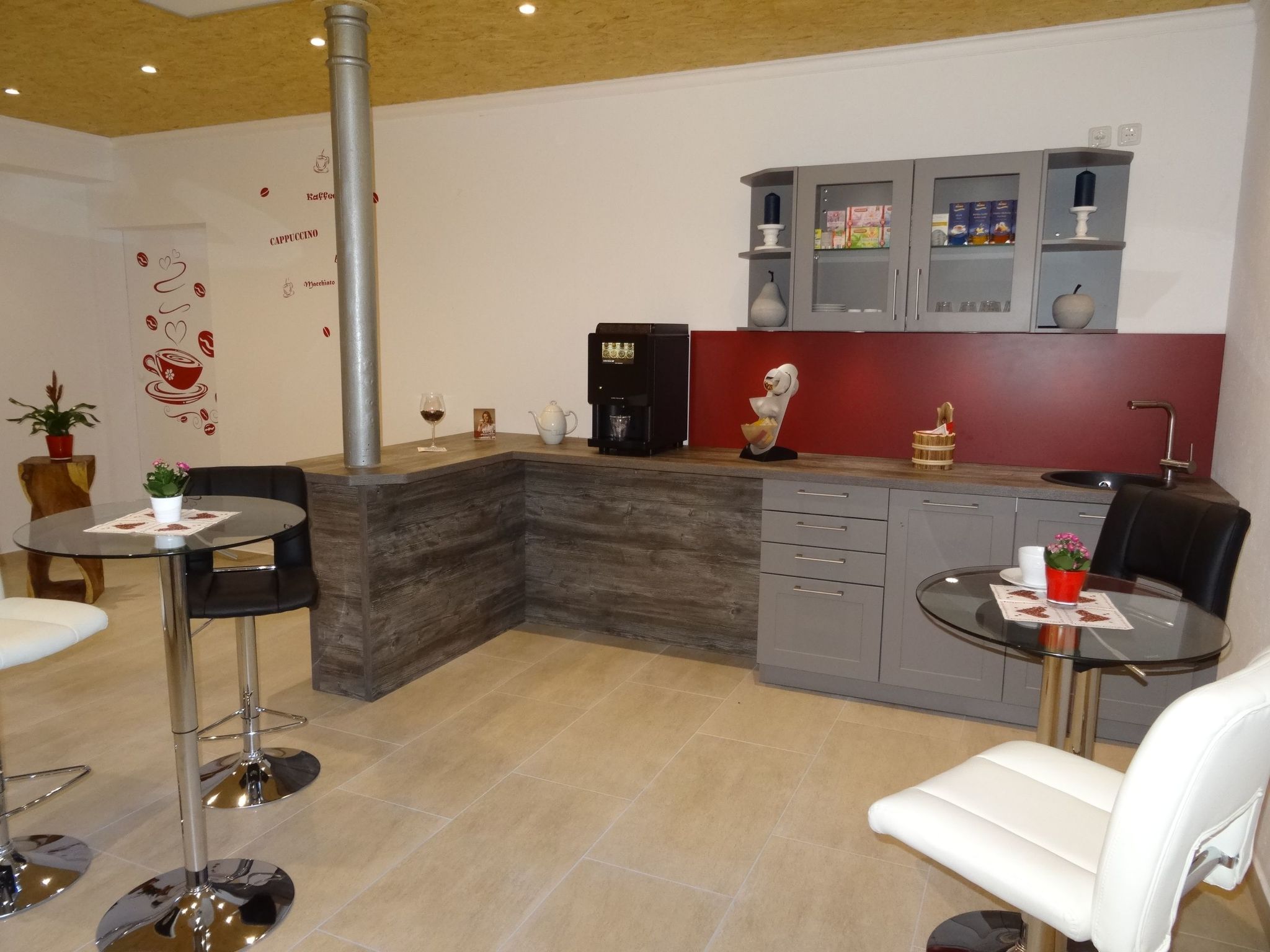 Modern eingerichtete Suite mit Terrasse-Binnen