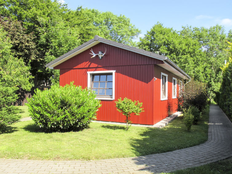 Huis 3-kamers 50 m2. Licht, smaakvol en gezellig ingericht: woon-/eetkamer met zwedenkachel, Sat-TV, stereo-installatie en DVD. Uitgang naar het terras. 1 kamer met 1 2-pers bed. 1 kamer met 1 bed. Op..