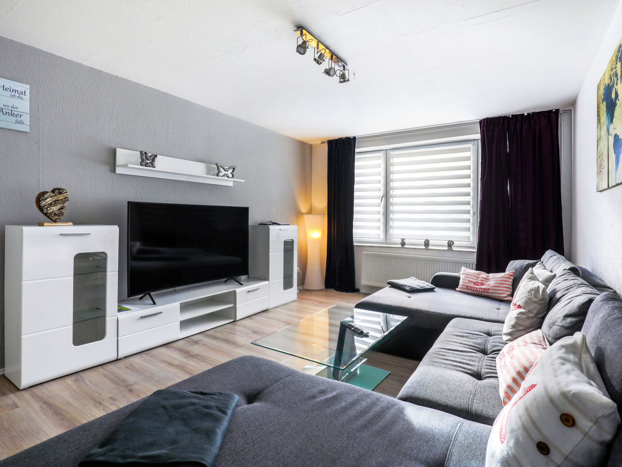 Appartement 2-kamers 65 m2, op de begane grond. Volledig gerenoveerd in 2022, modern en stijlvol ingericht: groot woon-/slaapkamer met 1 2-pers divanbed, Kabel-TV en Flatscreen TV met 1 2-pers bed (18..
