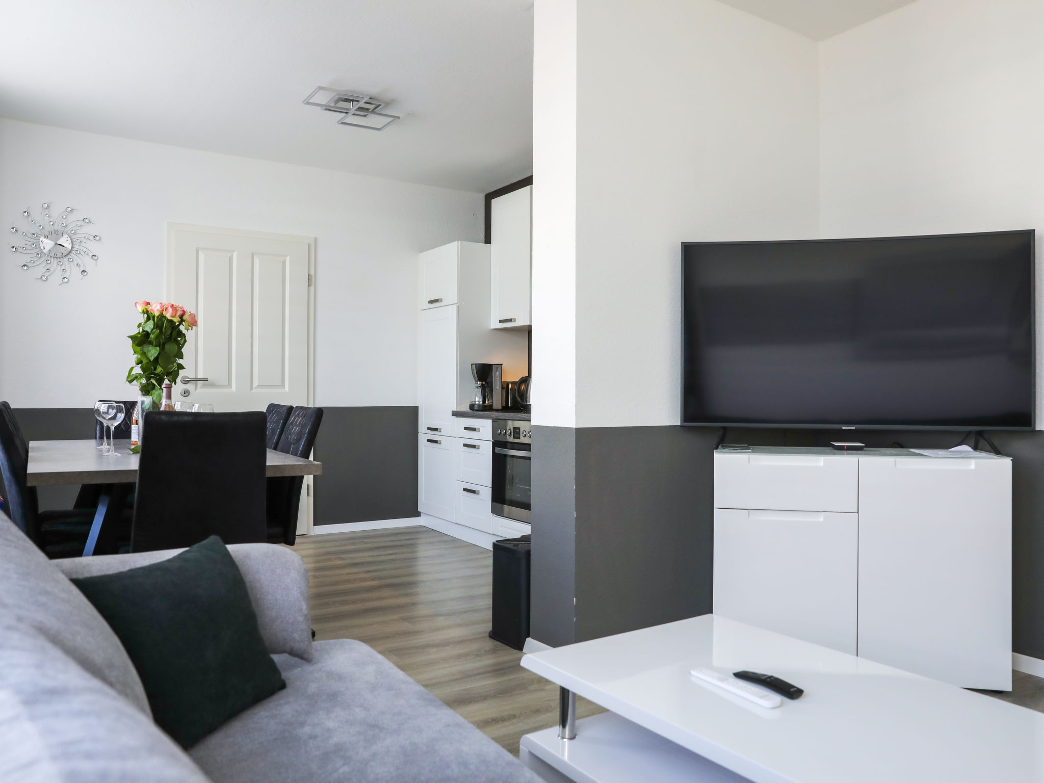 Appartement 5-kamers 145 m2, op de begane grond. Ruim, volledig gerenoveerd in 2022, modern en stijlvol ingericht: groot, open woon-/eetkamer met eettafel, Kabel-TV en Flatscreen TV. Groot woon-/slaap..