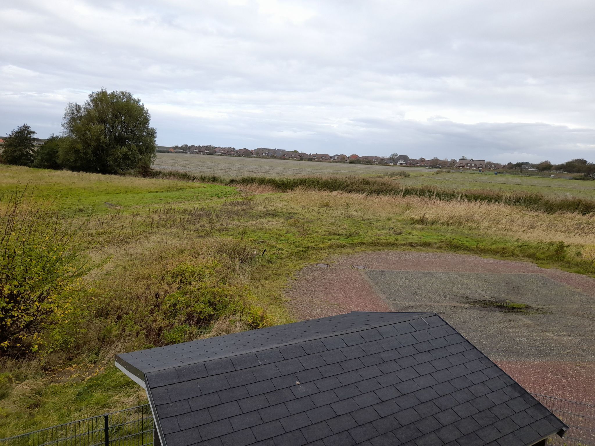 Moderne Ferienwohnung mit Balkon in Strandnähe-Buiten