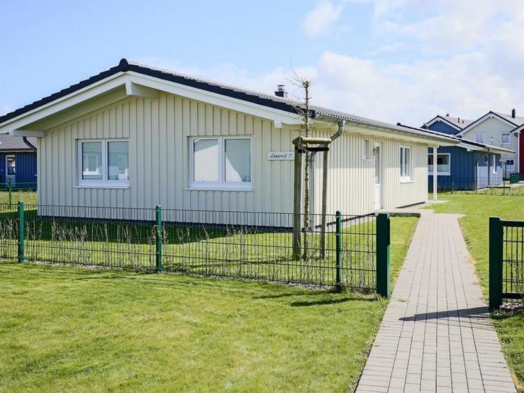 "Langeneß", huis 3-kamers 85 m2, op de begane grond. Comfortabel en smaakvol ingericht: woon-/eetkamer met zwedenkachel en Sat-TV (Flatscreen TV), radio en DVD. Uitgang naar het terras. 2 2-pers. kam..