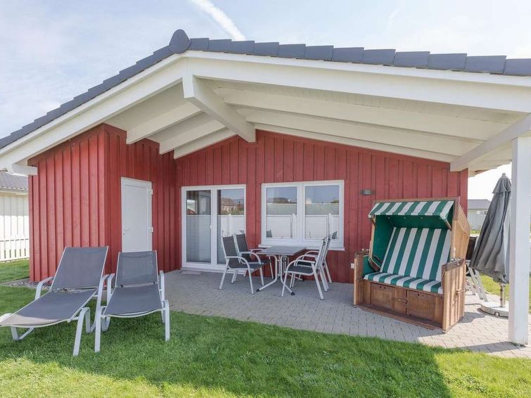 "Strandflieder", huis 3-kamers 85 m2, op de begane grond. Comfortabel en smaakvol ingericht: woon-/eetkamer met zwedenkachel en Sat-TV (Flatscreen TV), radio en DVD. Uitgang naar het terras. 2 2-pers...