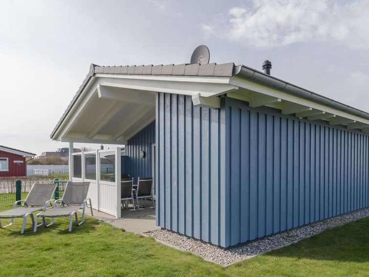 "Amrum", huis 3-kamers 85 m2, op de begane grond. Comfortabel en smaakvol ingericht: woon-/eetkamer met zwedenkachel en Sat-TV (Flatscreen TV), radio en DVD. Uitgang naar het terras. 2 2-pers. kamers...