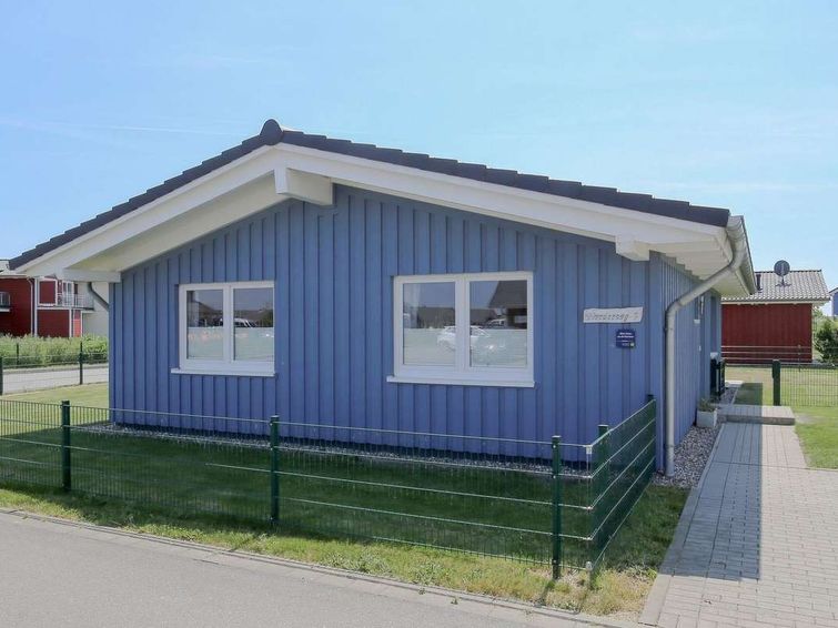 "Norderoog", huis 3-kamers 85 m2, op de begane grond. Comfortabel en smaakvol ingericht: woon-/eetkamer met zwedenkachel en Sat-TV (Flatscreen TV), radio en DVD. Uitgang naar het terras. 2 2-pers. kam..