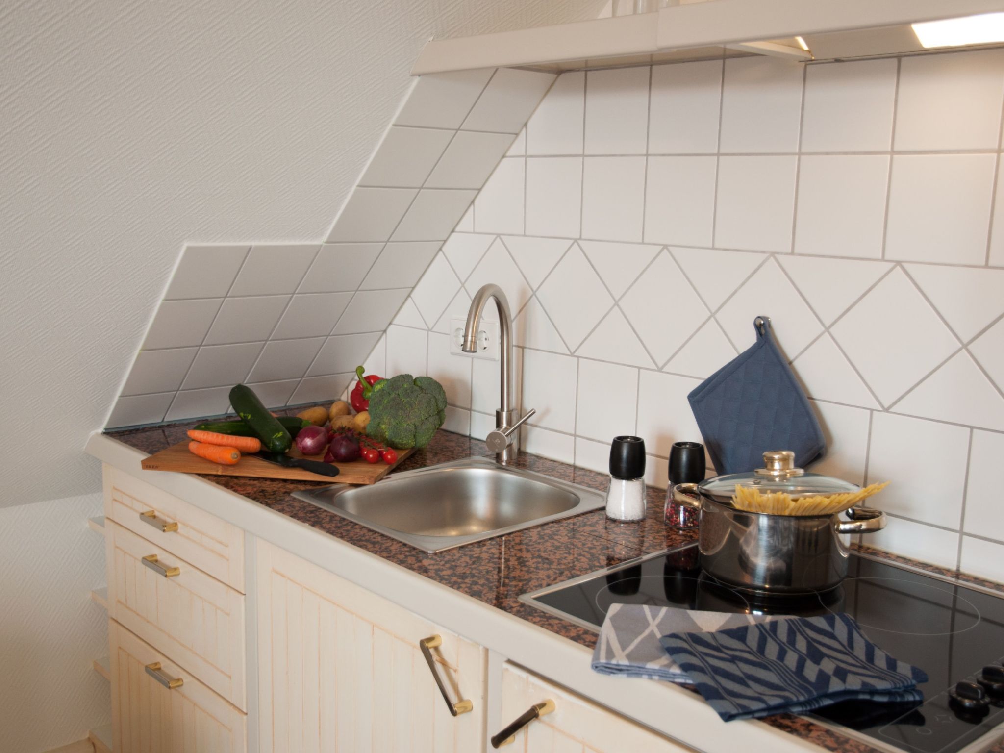 Maritime, moderne Ferienwohnung mit Gartensauna-Binnen