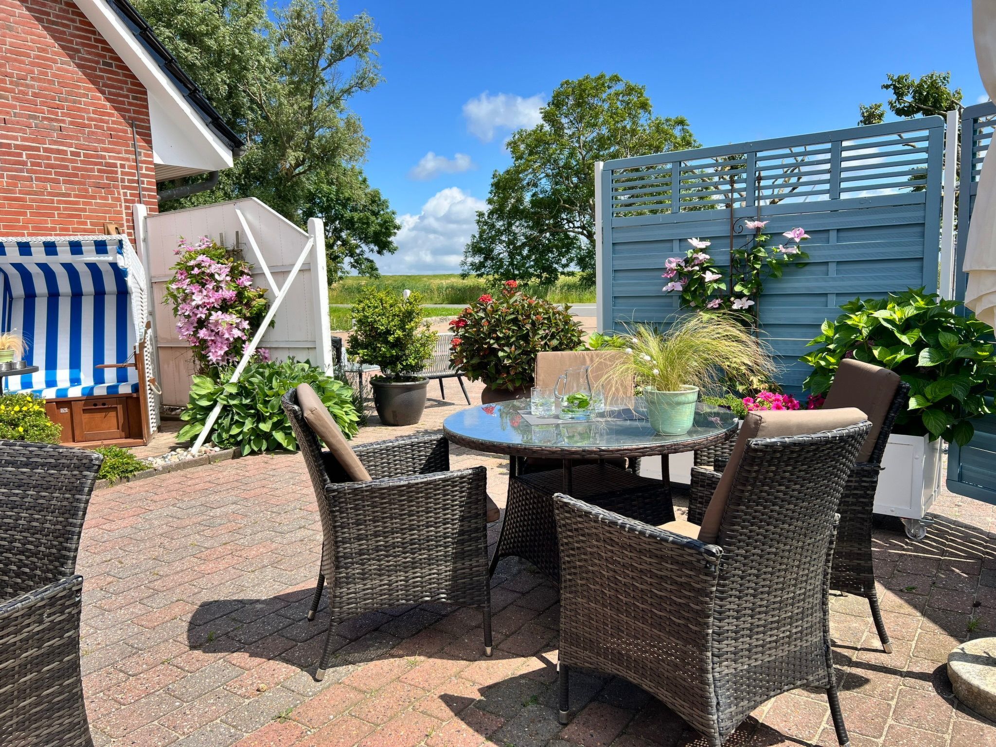 Maritime, moderne Ferienwohnung mit Gartensauna-Binnen